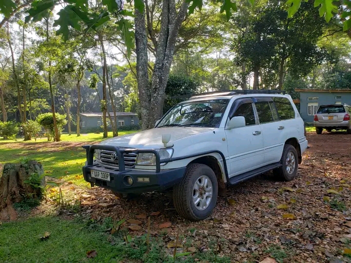 Uganda self drive- Land Cruiser V8